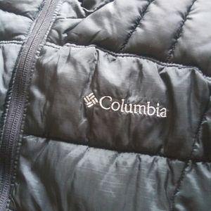 Columbia black thermal coil vest with zipper.